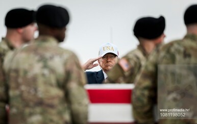 Fox News je koristio stari video Trumpa dok je salutirao poginulim američkim vojnicima