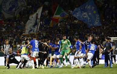 VIDEO Mlatili se bivši reprezentativci: Nakon masovne tučnjave čak 23 igrača dobila crveni karton!