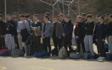 Počela obavezna vojna obuka: 800 ročnika i ročnica ušlo u vojarne