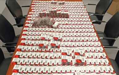 Na aerodromu u Beogradu otkriveno krijumčarenje: U izgubljenoj prtljazi pronađene stotine memorijskih kartica i USB-ova