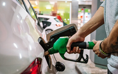 VIDEO Benzin u Francuskoj koštao jedan cent po litri: Vozači pohrlili na pumpu s kanistrima