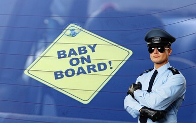 Policajci upozorili na korištenje naljepnice "beba u vozilu" jer mogu biti potencijalno opasne