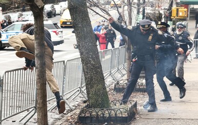 Dvojica tinejdžera optužena nakon što su na prosvjedu u New Yorku bacila bombe s eksplozivom poznatim kao Majka sotone