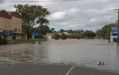 VIDEO Kaos u Australiji, stanovnicima poručili da ne ulaze u vodu: "Ima ih posvuda"