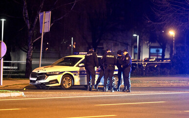 Autom naletio na pješake pa na njih uperio pištolj