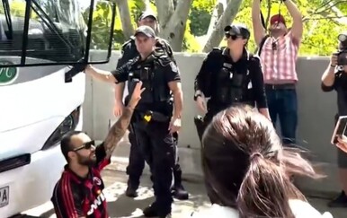 VIDEO Kaos ispred hotela: Prosvjednici pokušali zaustaviti autobus s iranskim nogometašicama, jednu su igračicu doslovno ugurali i odvezli