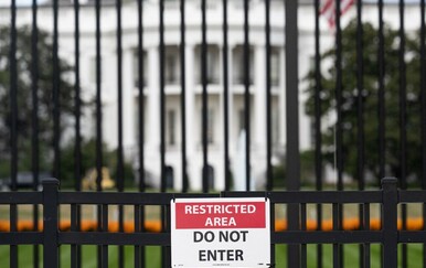 Automobil se zabio u ogradu Bijele kuće