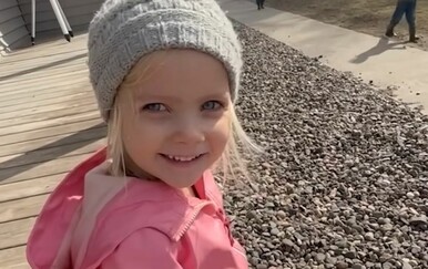 Mama snimila blizanke u akciji, urnebesni prizor odlično dočarao koliko su različite