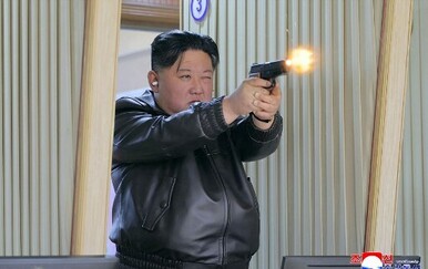 Kim Jong Un posjetio tvornicu oružja i testirao novu pušku, uz njega bila i kći