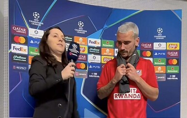 Razgovarala je s igračima Atletica i Spursa, no svi su joj prvo pogledali prema nogama