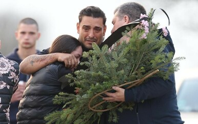 Prijatelji i kolege pružaju podršku Darku Laziću nakon smrti brata Dragana Lazića