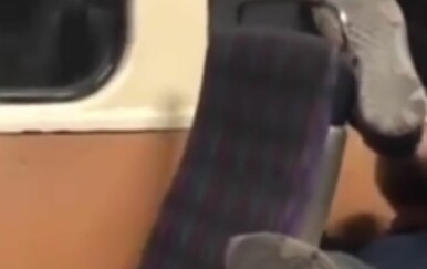 Zaspao u tramvaju u pozi koja prkosi fizici i nasmijao društvene mreže