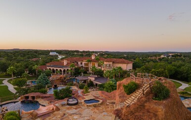 Luksuzna vila Tonyja Parkera ponovno na prodaju: Ima vlastiti vodeni park, kino, arkadu i košarkašku dvoranu