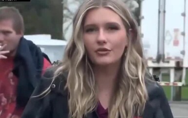 Novinarka ostala sabrana, no pogledajte što radi muškarac u pozadini