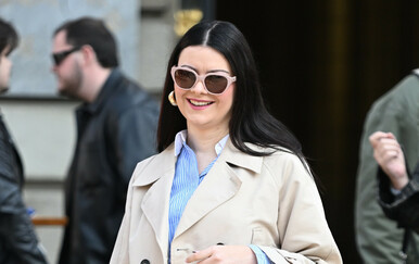 Ulična moda Zagreb u lakiranim štiklama s malom platformom