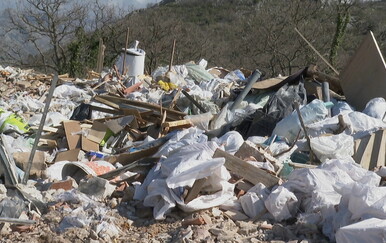 Ilegalni deponij u Župi dubrovačkoj: Vlasnik plaća kazne, a i dalje zarađuje na smeću