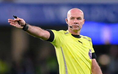 Paul Tierney stajao među igračima Chelseaja na centru