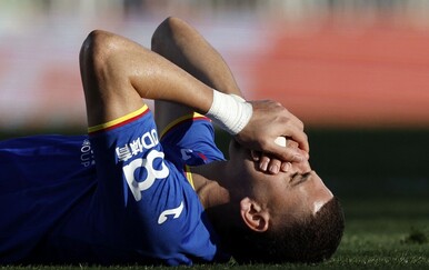 VAR otkrio suludu scenu: Uštipnuo protivnika za međunožje, sudac odmah reagirao