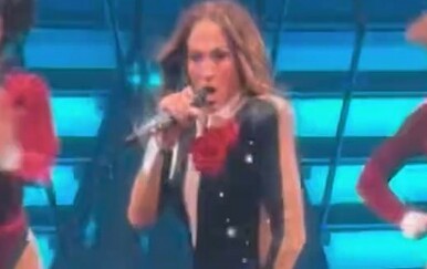 Pogledajte trenutak kada se Jennifer Lopez spotaknula na pozornici
