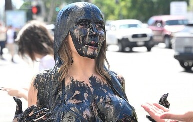 Zašto se ova pjevačica na ulici pojavila u badiću prelivena crnom tekućinom?