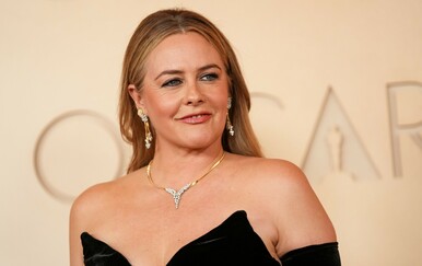 Alicia Silverstone na crvenom tepihu uoči 98. dodjele Oscara
