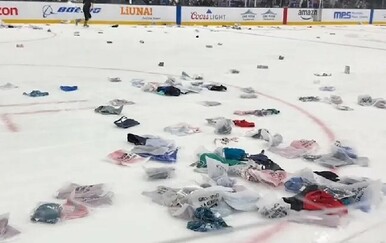 Navijači bacili grudnjake na led, prekinuta utakmica ženskog hokeja