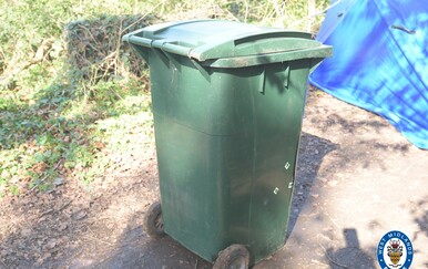 Tijelo muškarca pronađeno u kanti za smeće u parku u Engleskoj: Troje uhićenih