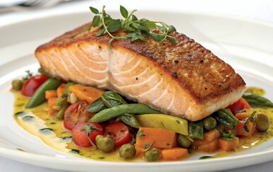 Proljetni losos s povrćem i mentom: Recept koji ćete dulje čitati nego spravljati