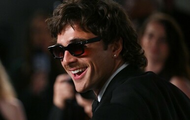 Jacob Elordi pojavio se na crvenom tepihu u društvu svoje majke