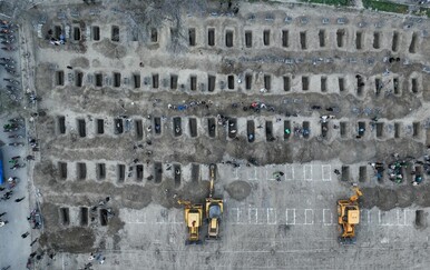 Fotografija grobova za učenice poginule u bombardiranju škole obišla je svijet. Je li stvarna?
