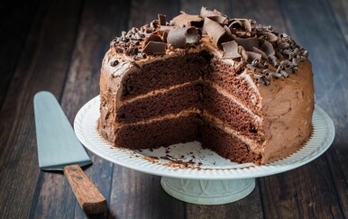 Čokoladna torta na tri kata: Desert kojim ćete zadiviti goste, a sebi nećete zakomplicirati život