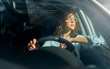 Mnogi vozači čine pogrešku pušenjem u automobilu