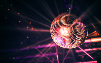 Kako se piše: disko klub, disko-klub ili diskoklub?