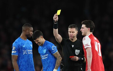 Pomoćni sudac završio na stražnjici na utakmici Lige prvaka Arsenal - Bayer