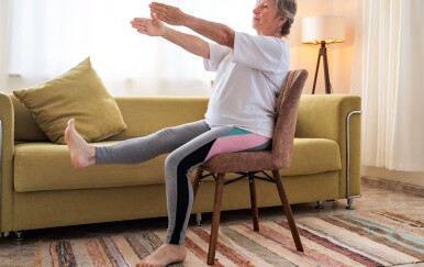 Vježbe za trbuh na stolici: 4 trika za jači trbuh bez opterećenja za zglobove