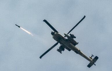 Izraelski Apache ispaljuje projektil