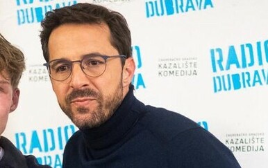 Filip Juričić sa sinom Janom na premijeri mjuzikla ''Radio Dubrava''