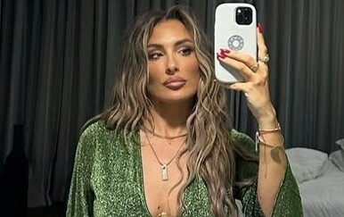 Senidah raspametila pratitelje na Instagramu izdanjem s prorezima