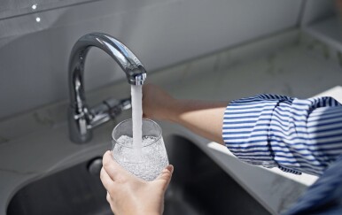 Ova vrsta vode povezana je s 24 % većim rizikom od Parkinsona – provjerite pijete li je