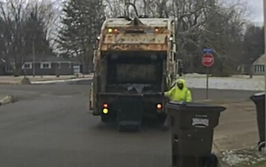 Smetlar pronašao osumnjičenika skrivenog u kanti za smeće, a snimka je postala hit