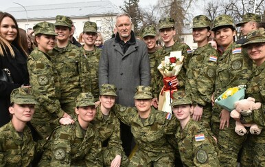 Marko Perković Thompson na vojnoj prisegi kćeri Dive u Požegi