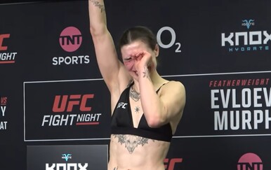 VIDEO UFC borkinja stala na vagu žestoko plačući, nevjerojatan je razlog zašto