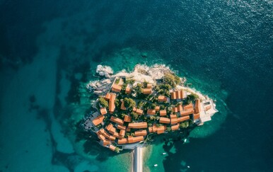 Zabranjeni otok naših susjeda: Od ribarskog mjestašca, preko luksuznog kompleksa do tihe propasti