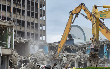Strojevi krenuli na Vjesnik: Počelo uklanjanje zapadnog aneksa, azbest odgodio radove na neboderu