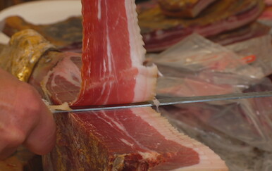 Sinj slavi pršut festivalom, uz domaće delicije, folklor i borbu za očuvanje svinja