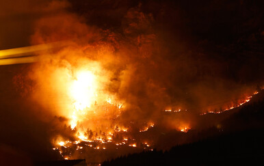Požar iznad Solina gasi više od 40 vatrogasaca