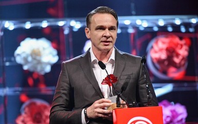 Enis Bešlagić osvojio Večernjakovu ružu za glumačko ostvarenje godine