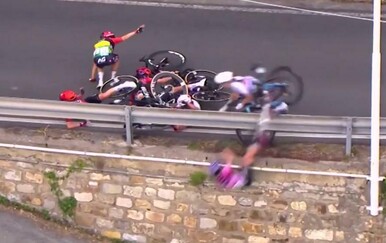 U strašnom sudaru na utrci biciklistica izletjela s ceste, pala je na glavu s velike visine