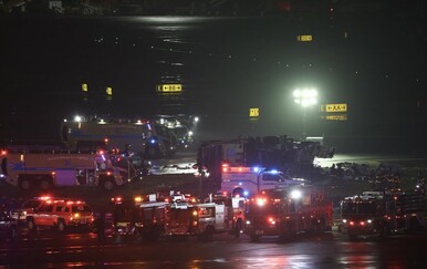 VIDEO/FOTO Krš i lom u zračnoj luci: Objavljene snimke aviona koji se zabio u vozilo