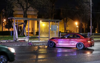 Automobilom se zabio u tramvajsku stanicu u Zagrebu